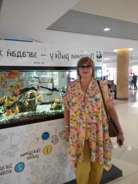 トムスクの成熟したロシアのエレナは彼女のおっぱいを見せました