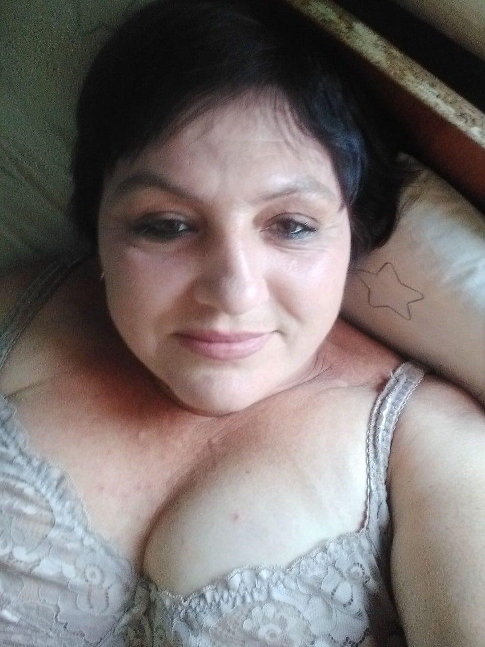トムスクの成熟したロシアのエレナは彼女のおっぱいを見せました
