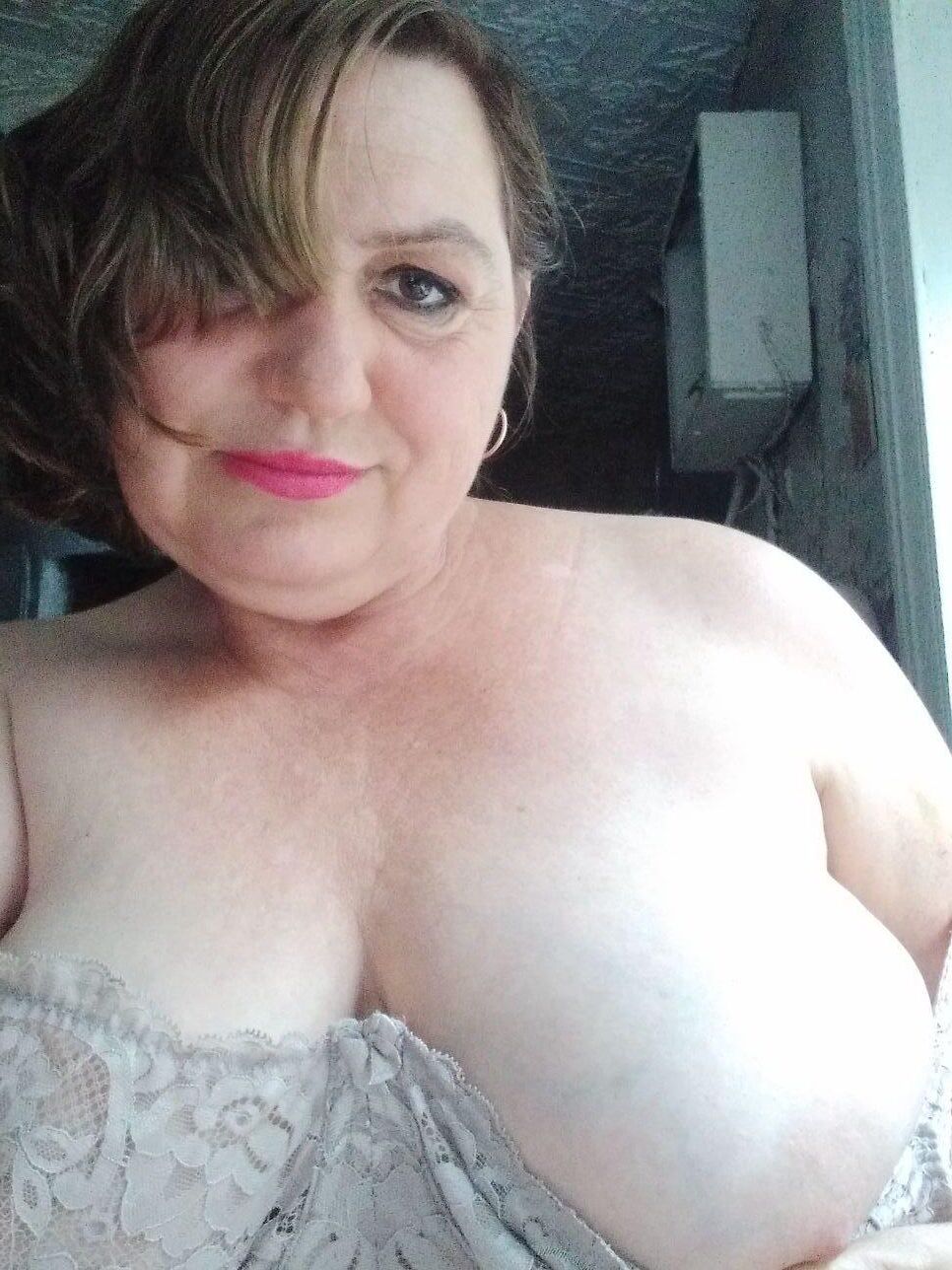 トムスクの成熟したロシアのエレナは彼女のおっぱいを見せました