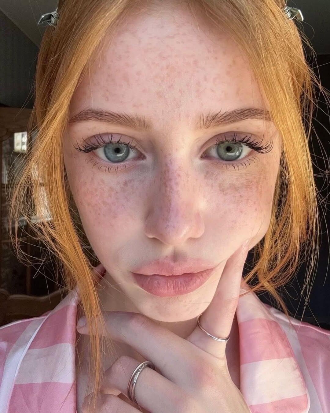 Beautiful Redhead anek.