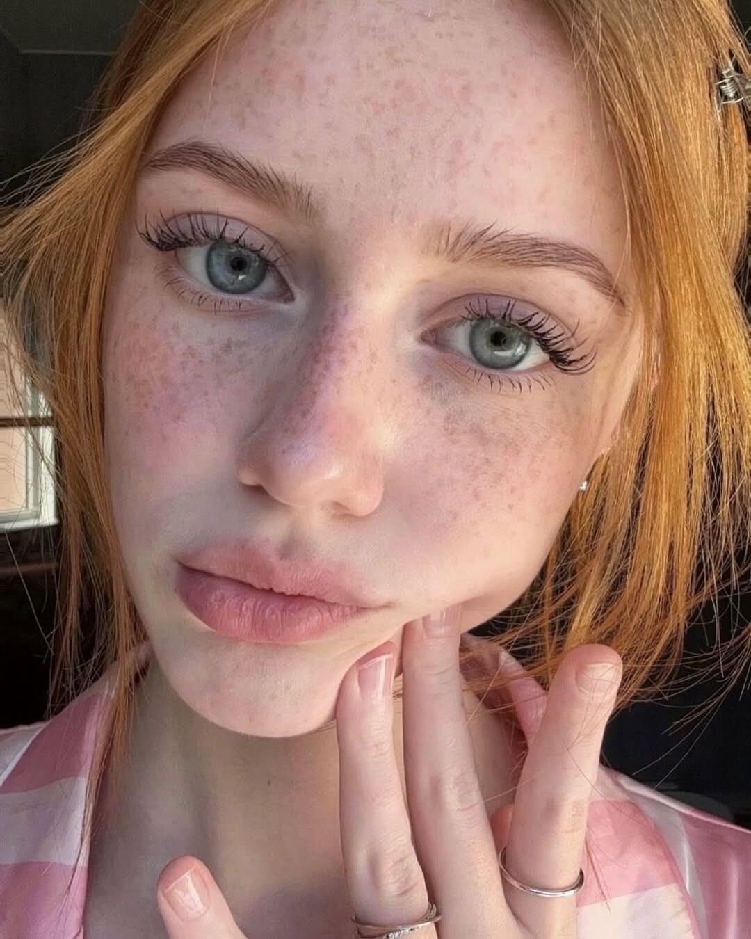 Beautiful Redhead anek.