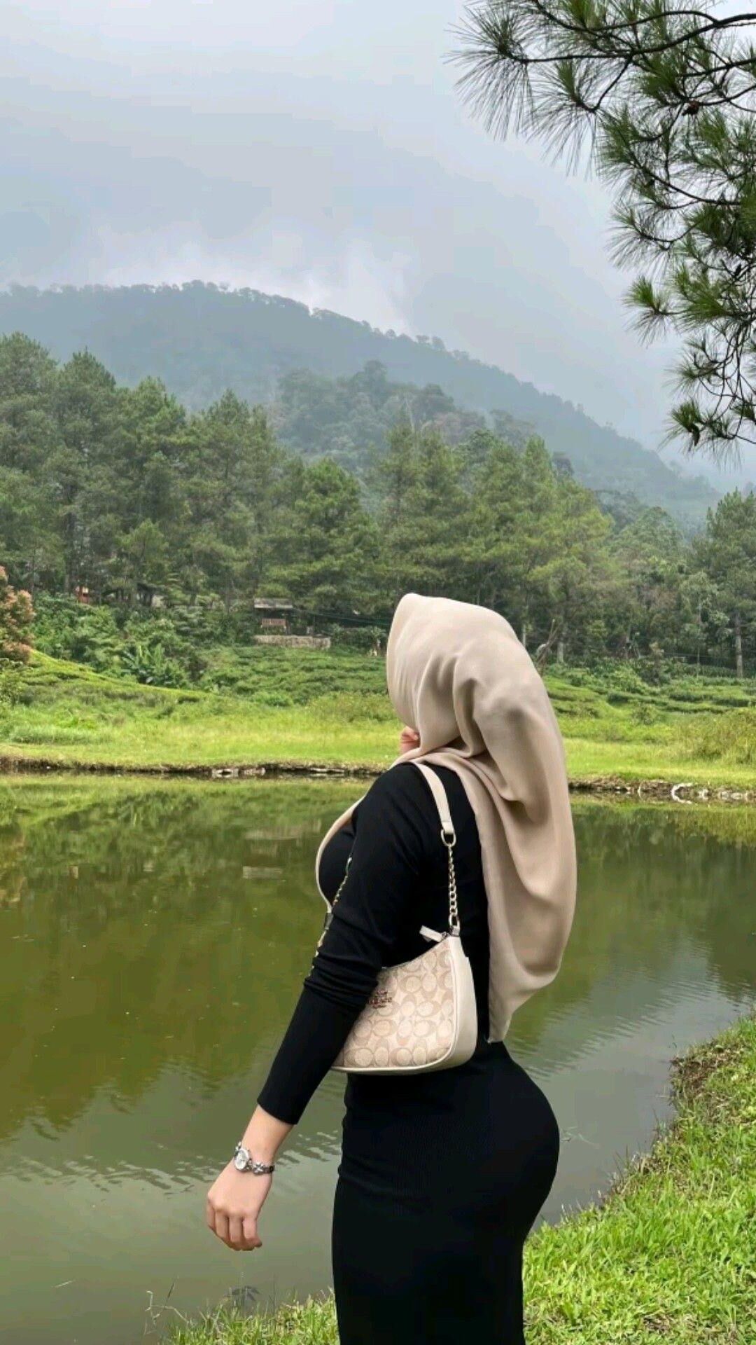 Curvy hijabi slut