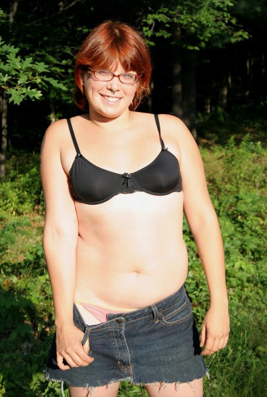 Chubby Teen rousse poilue avec de petits seins gonflés sissy
