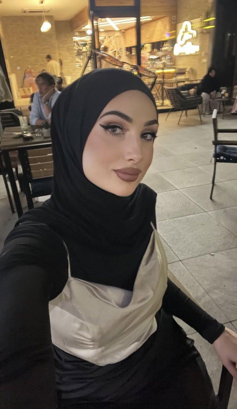 Curvy hijabi slut