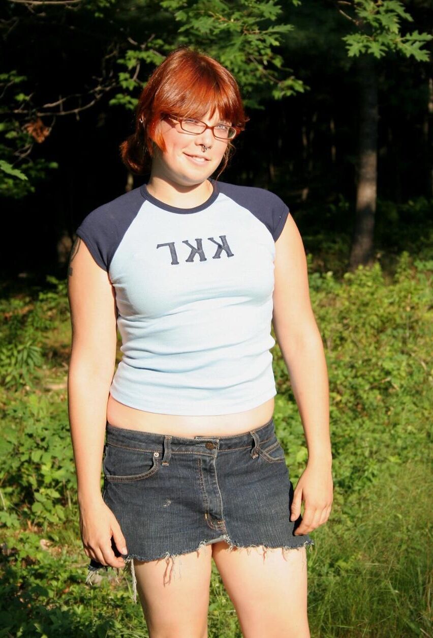 Chubby Teen rousse poilue avec de petits seins gonflés sissy