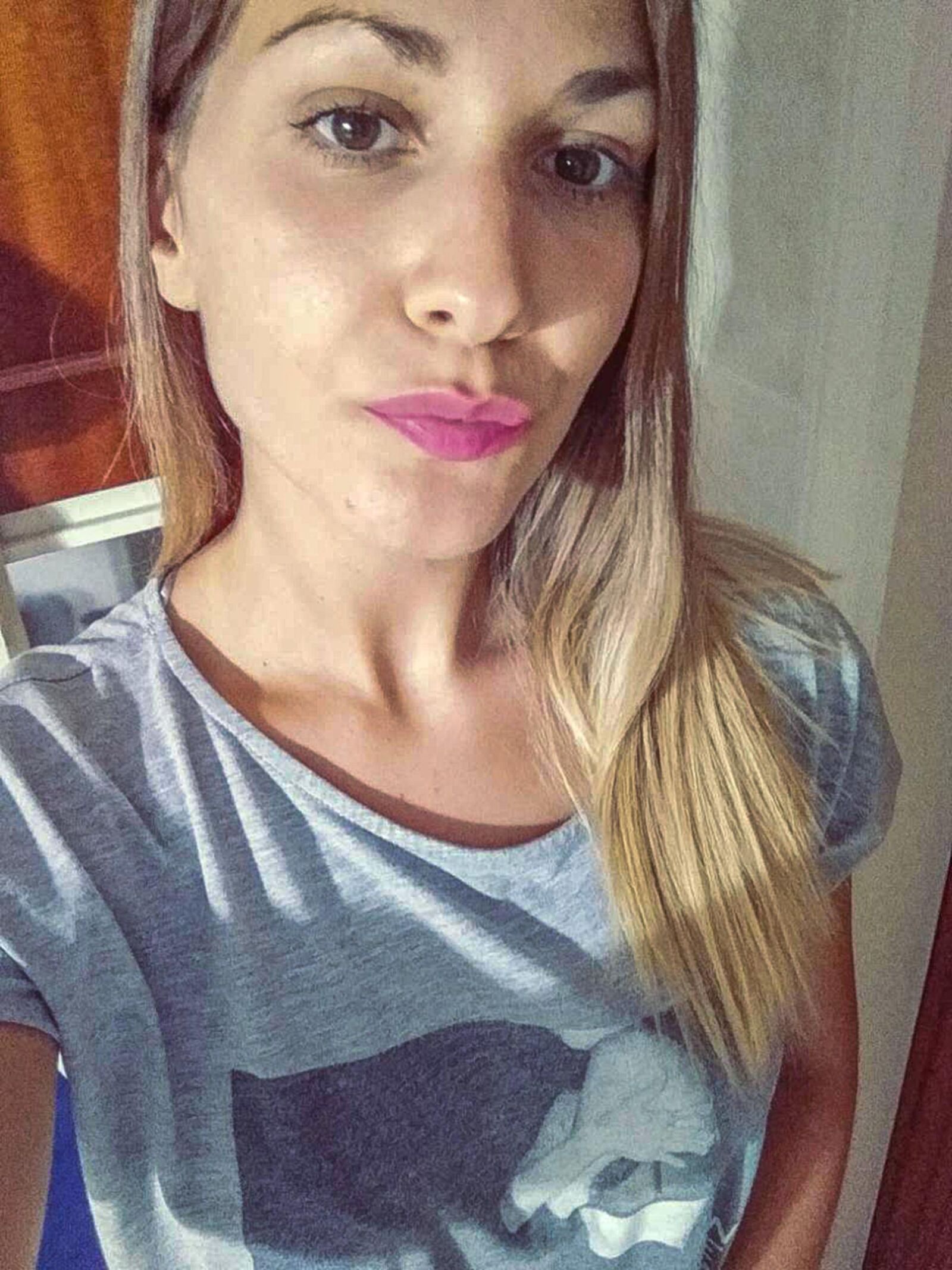 Horny posant GF pour des commentaires sales et des hommages à sperme