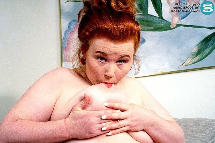 Fat Fionaと呼ばれる巨乳の成熟した赤毛