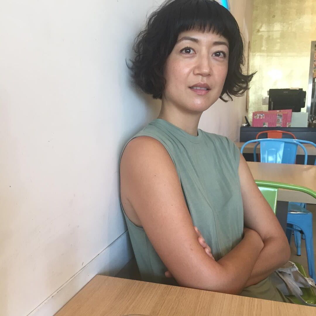 短い髪の韓国人の女の子がポーズをとる