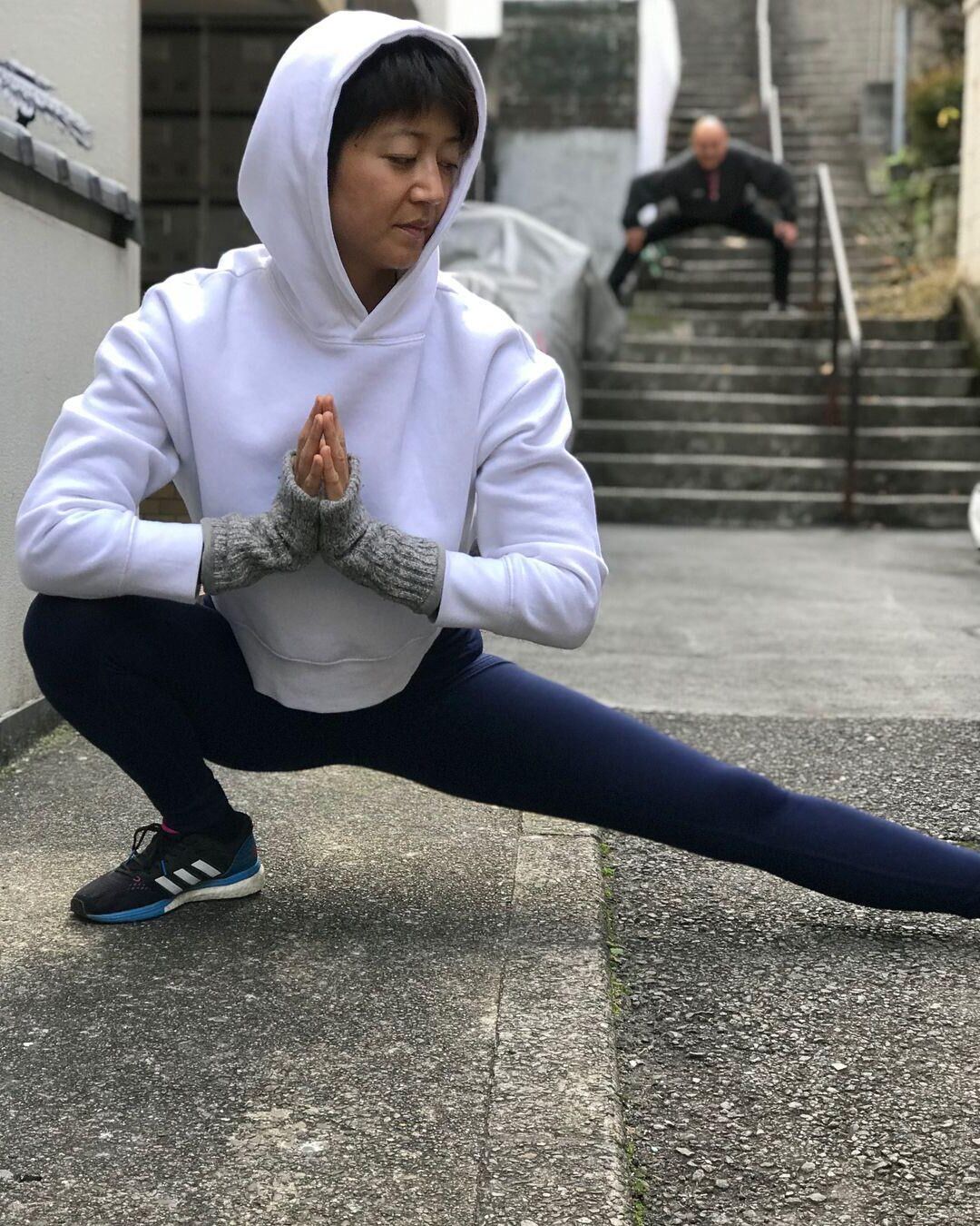 短い髪の韓国人の女の子がポーズをとる