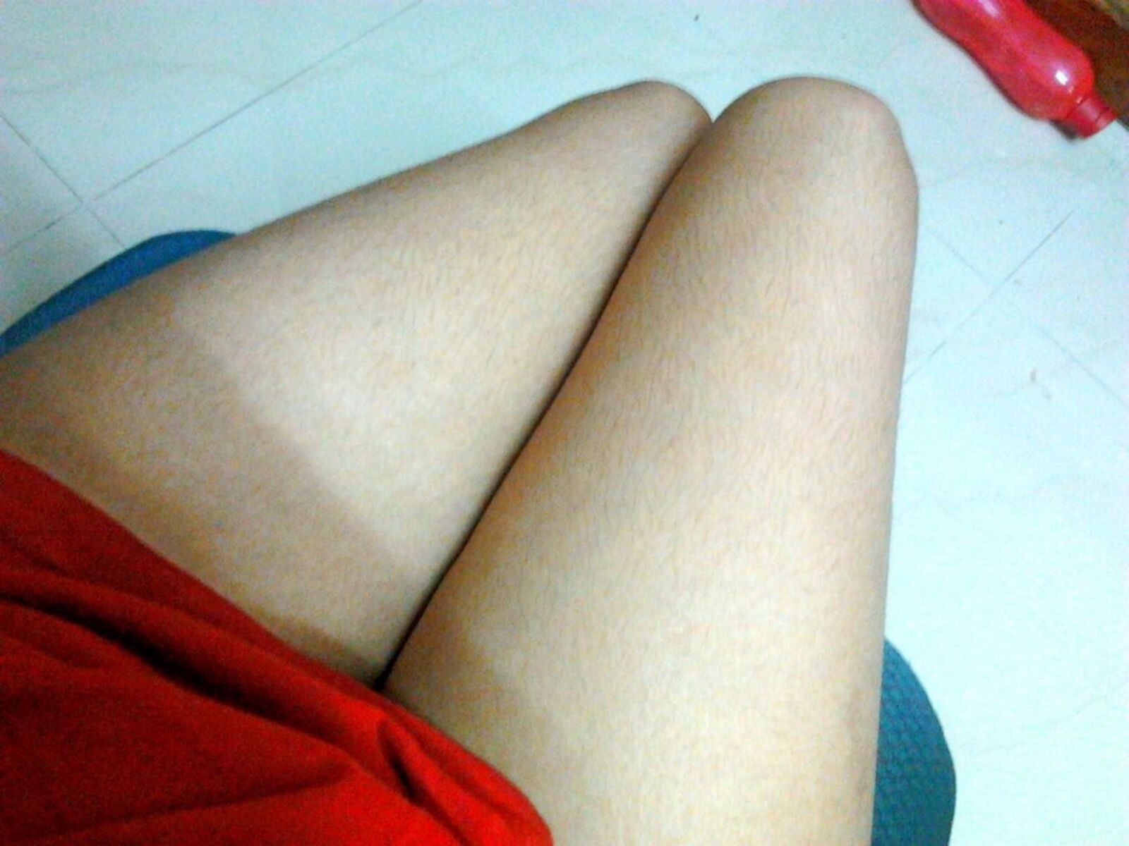 Sexy asiatische Swinger Hotwife mit leckeren dicken Oberschenkel und sexy Beinen