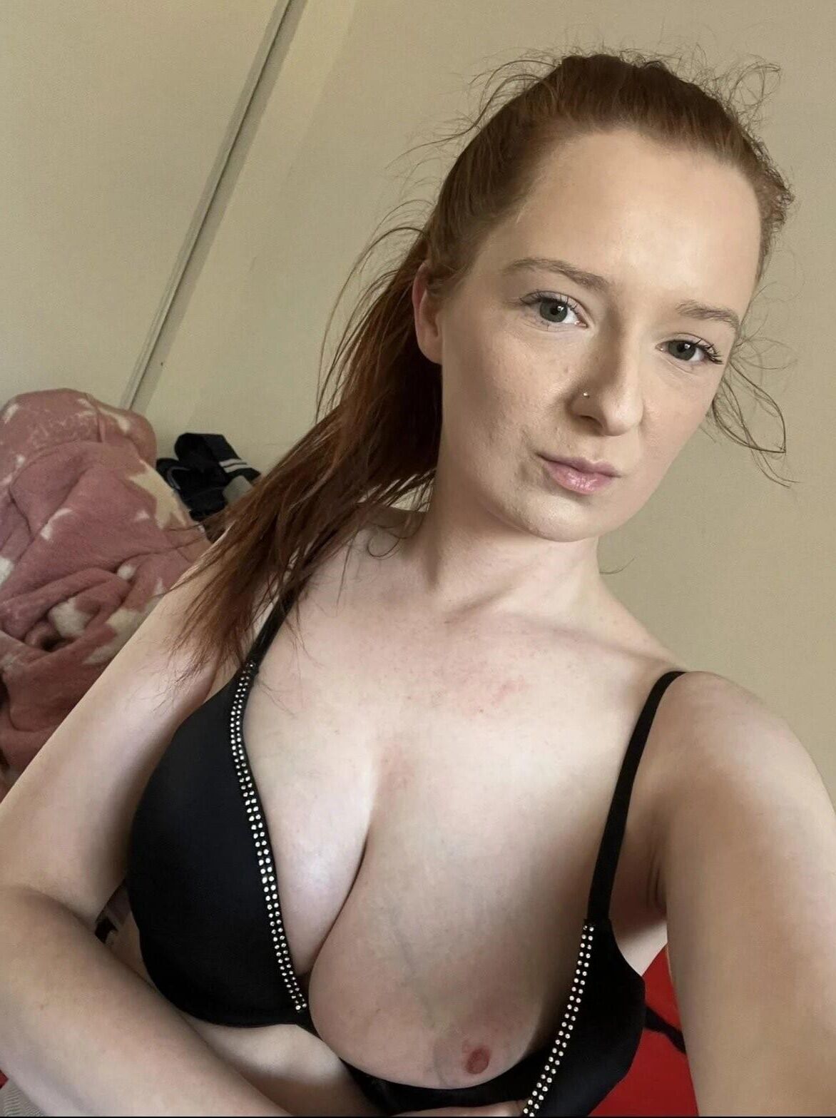 Vollbusige zierliche Rothaare nebenan Shannen Smith
