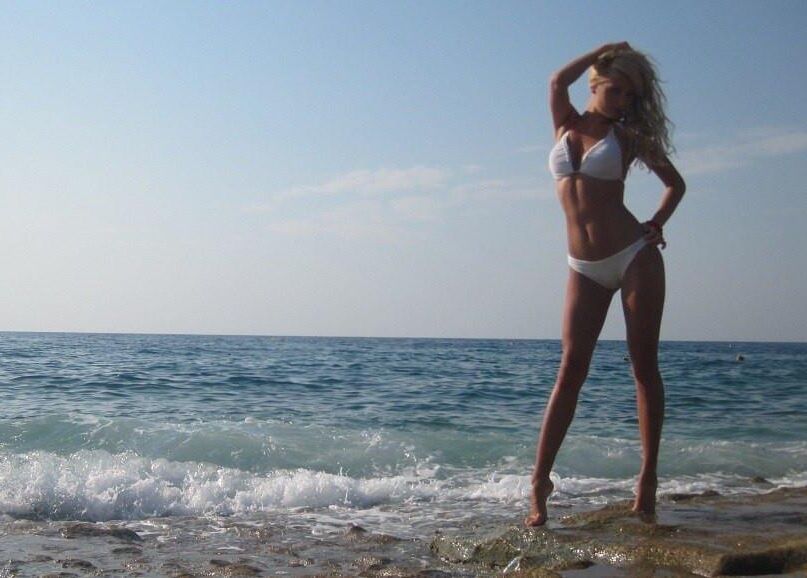 Russische Mädchen im Bikini