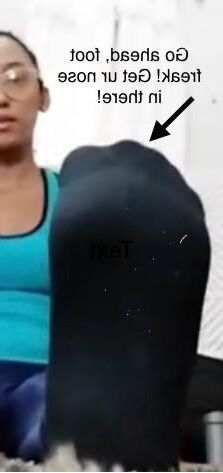 Sexy lateinische Nerd neckt und gibt Ihnen einen Fußschnüffler, Anweisungen