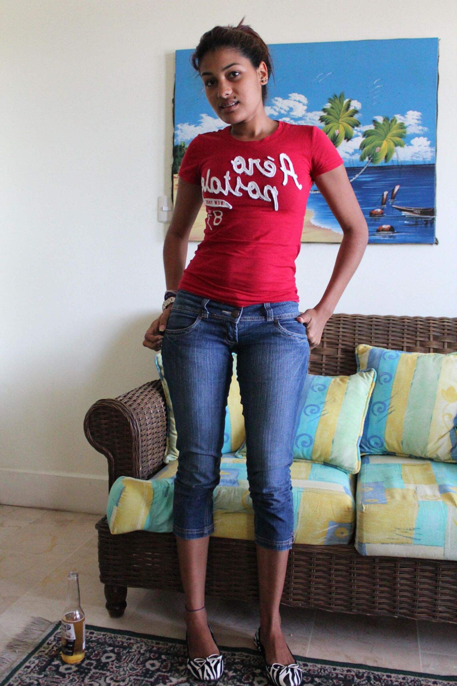 Sexy Latina Milf in Blue Jeans geht oben ohne