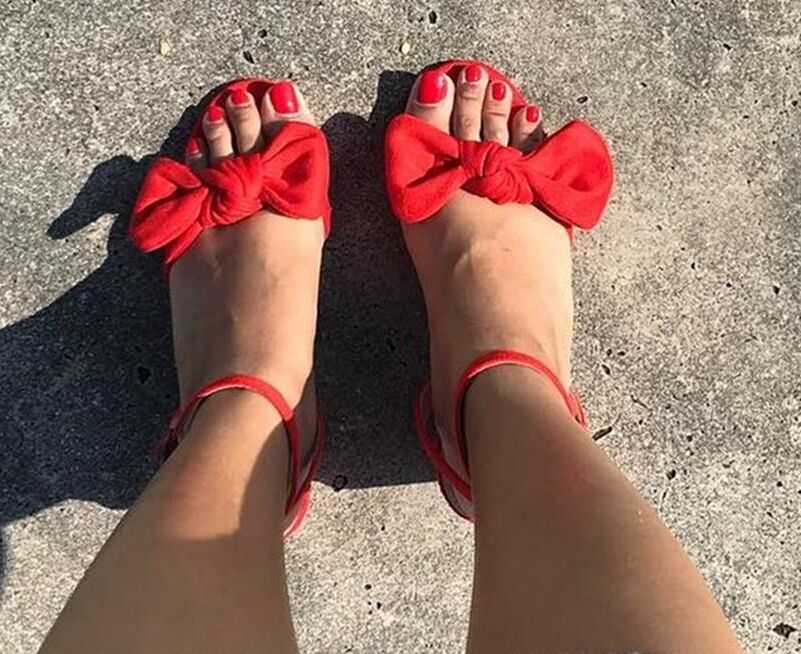 Sexy asiatische Hotwife mit schönen frisch rot -Pedikettenfüßen