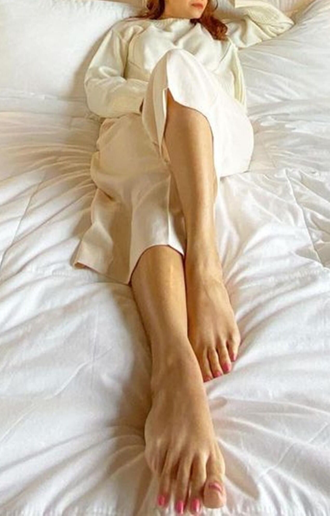 Sexy asiatische Hotwife mit schönen frisch rot -Pedikettenfüßen