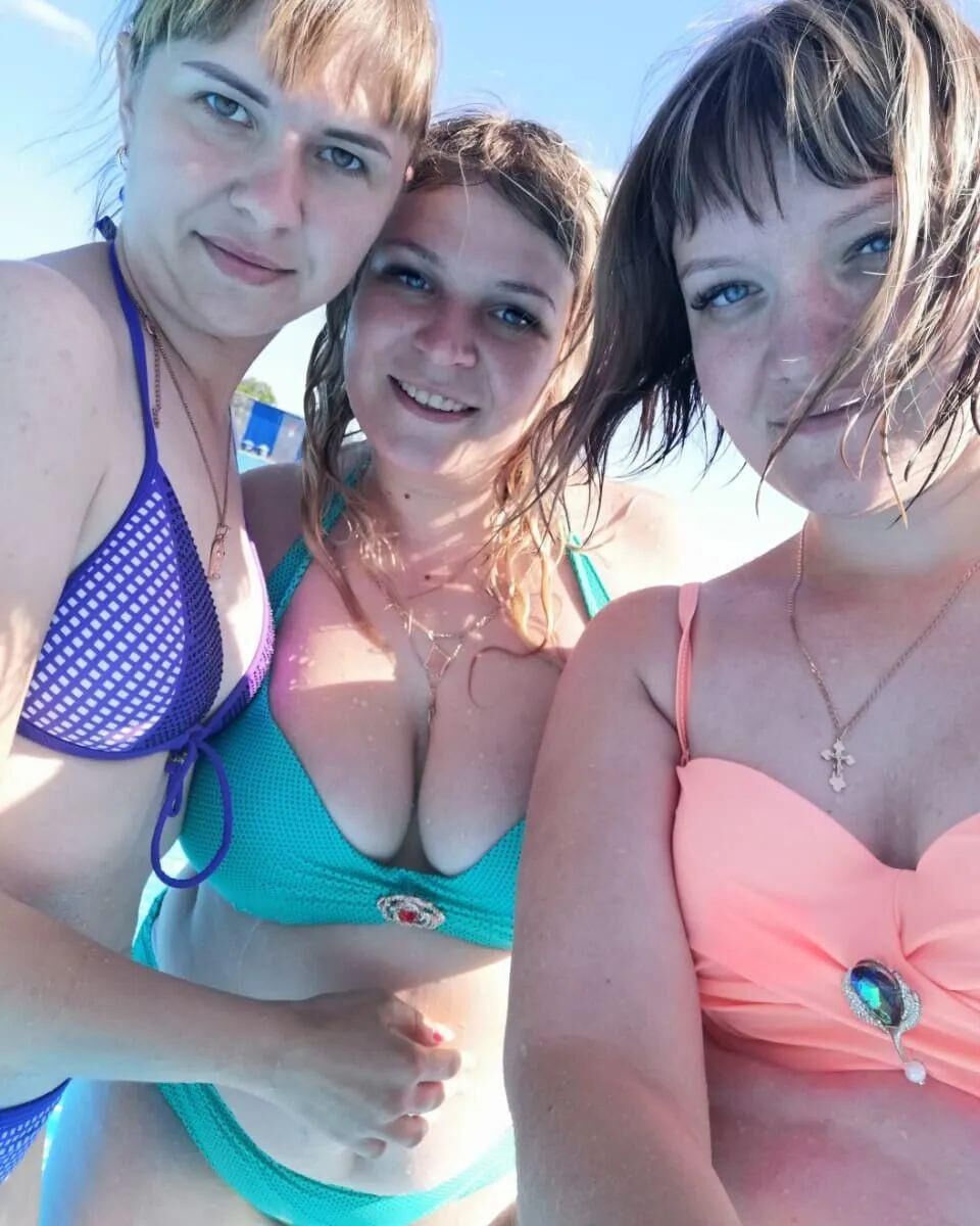 Russische Frau im Bikini