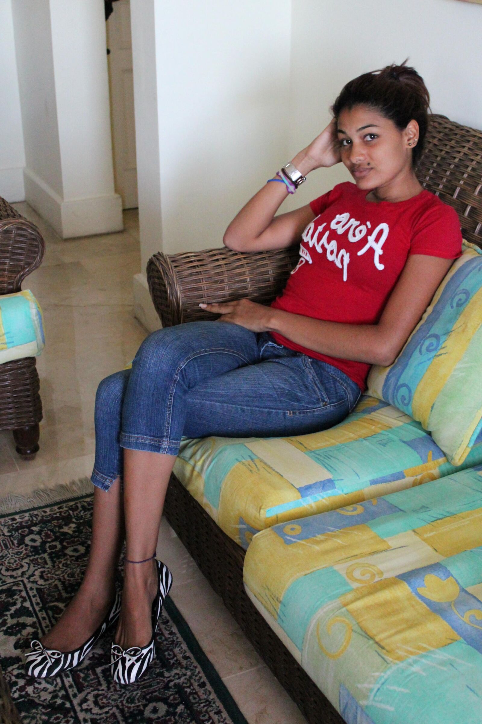 Sexy Latina Milf in Blue Jeans geht oben ohne