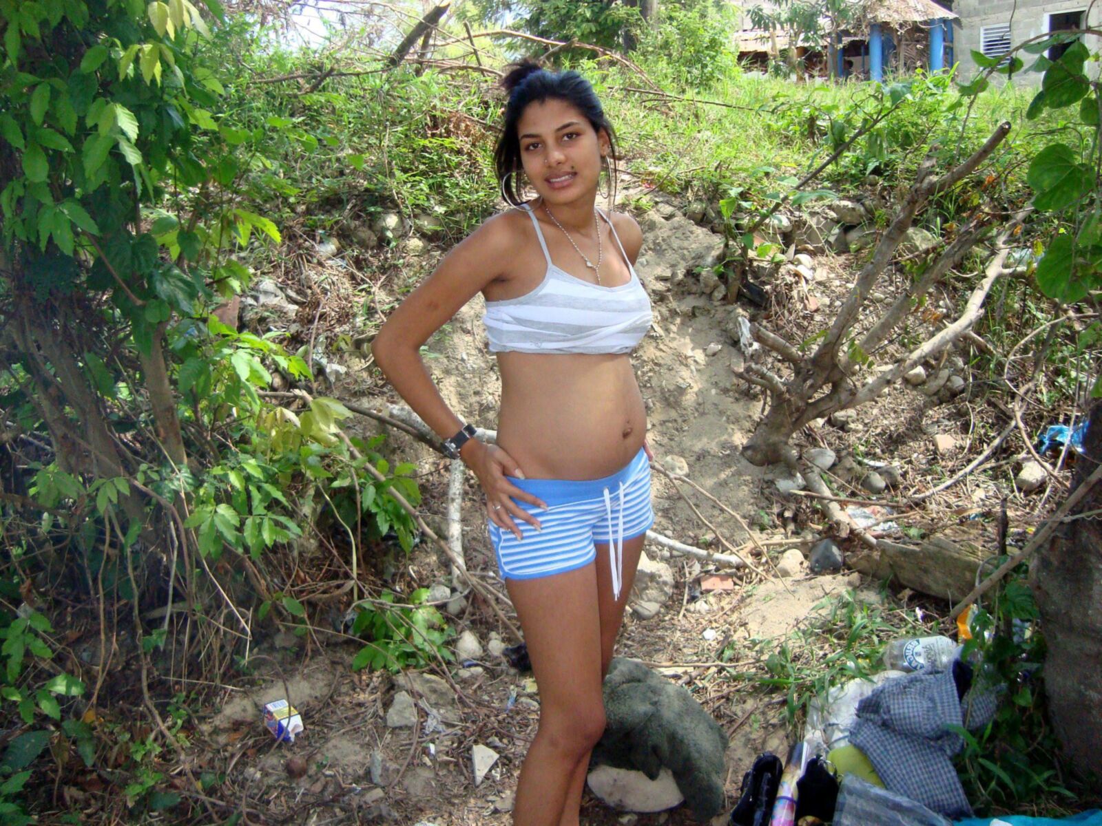 Sexy Latina Milf in Blue Jeans geht oben ohne