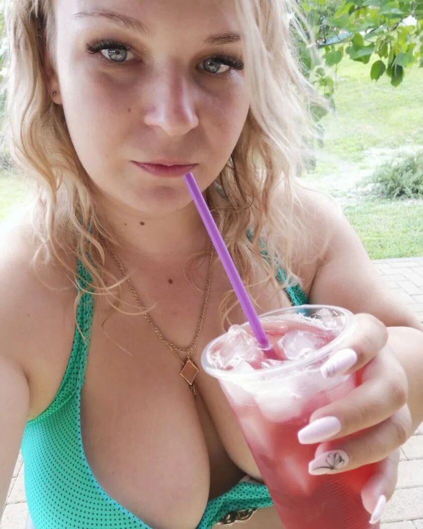 Russische Frau im Bikini