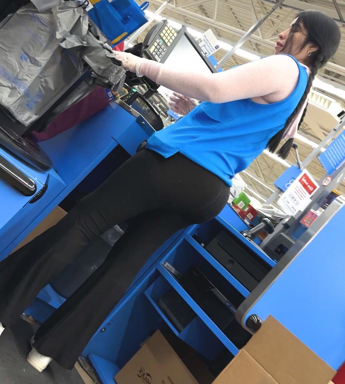 Latina MILF avec Big Ass travaillant chez W Mart