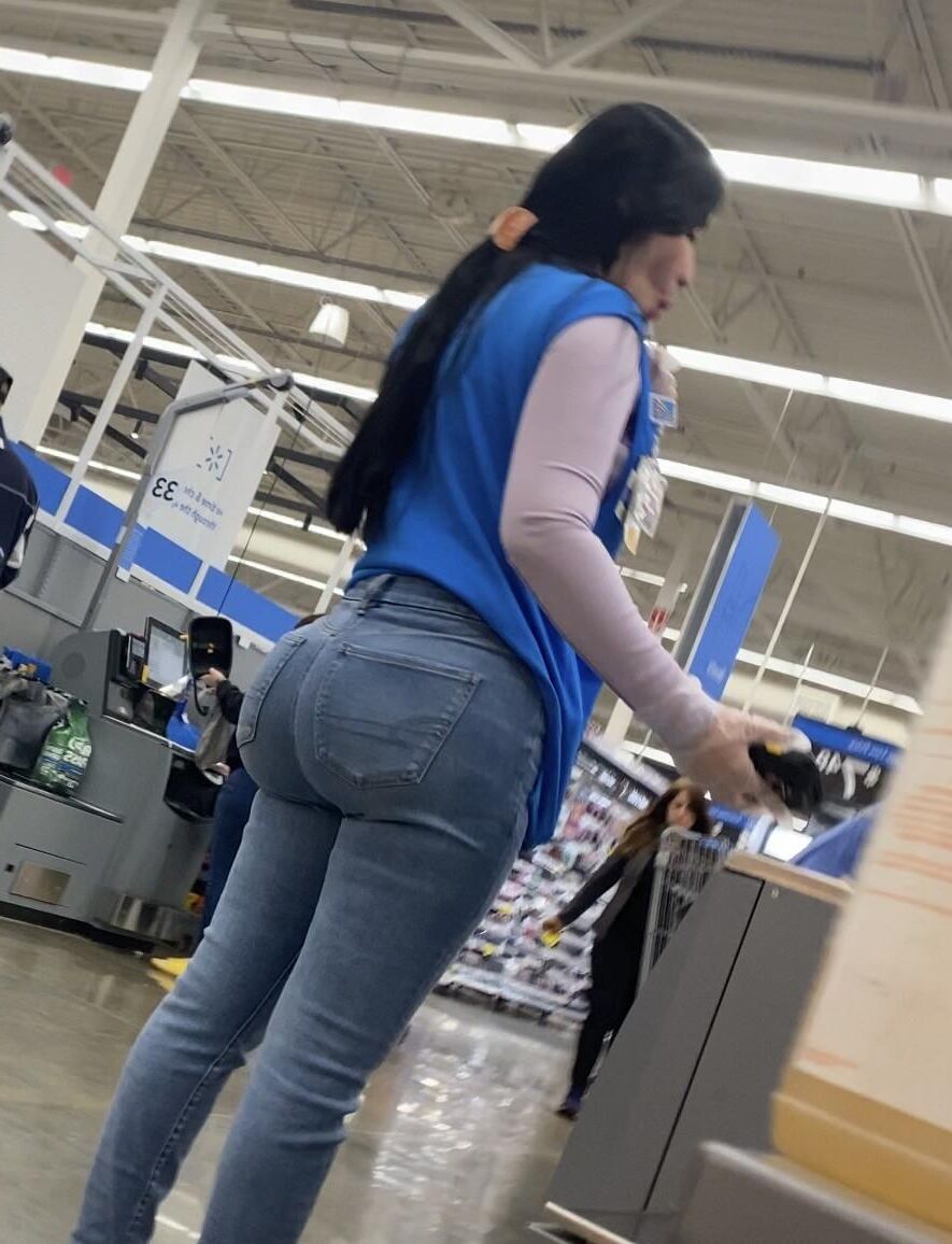 Latina MILF avec Big Ass travaillant chez W Mart