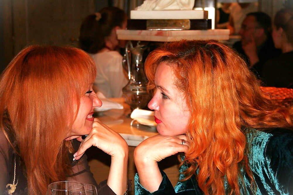 Hooker rousse au travail