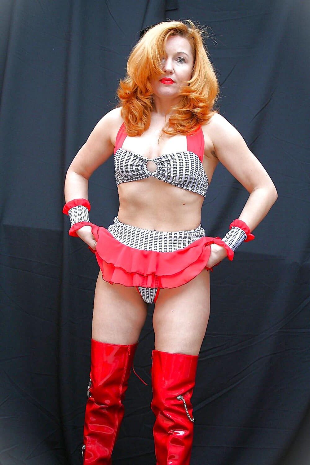 Hooker rousse au travail