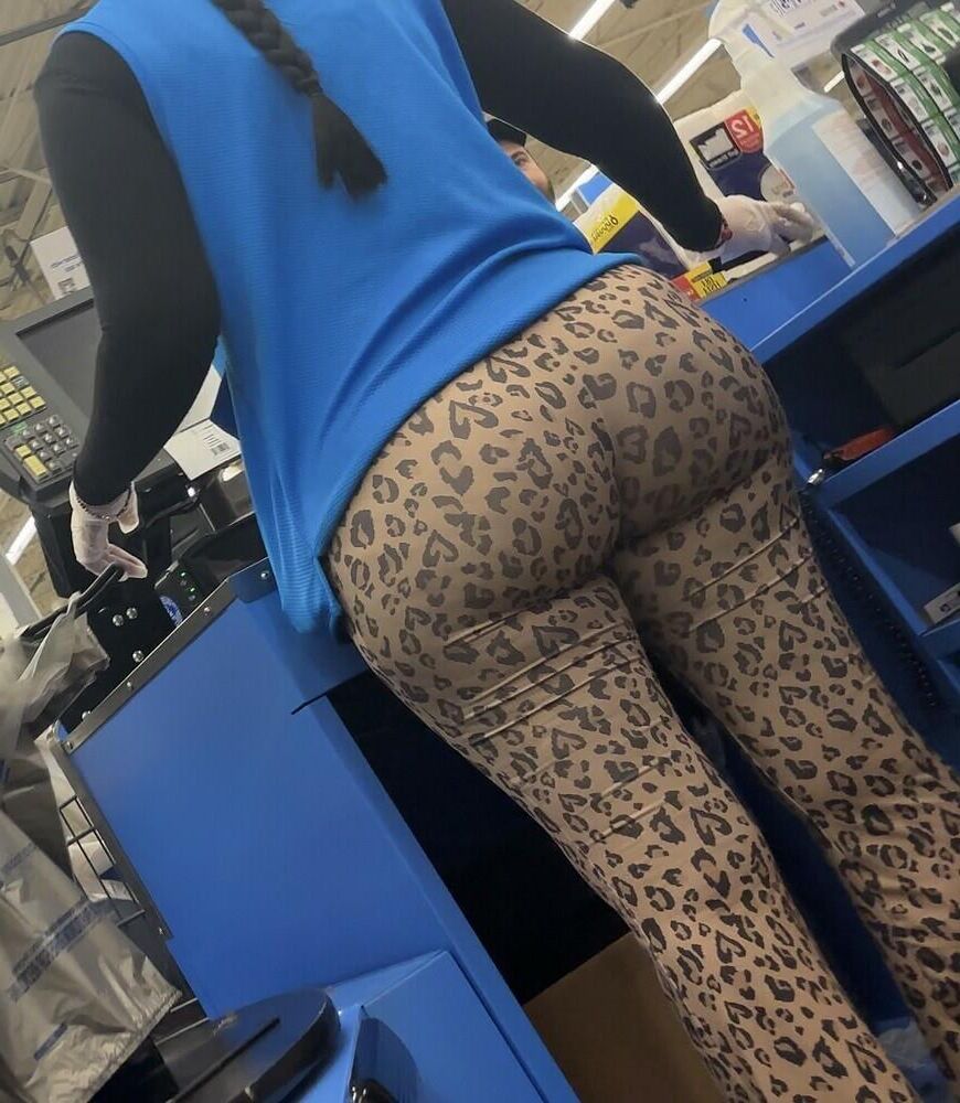 Latina MILF avec Big Ass travaillant chez W Mart