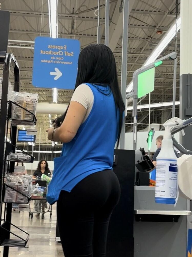 Latina MILF avec Big Ass travaillant chez W Mart