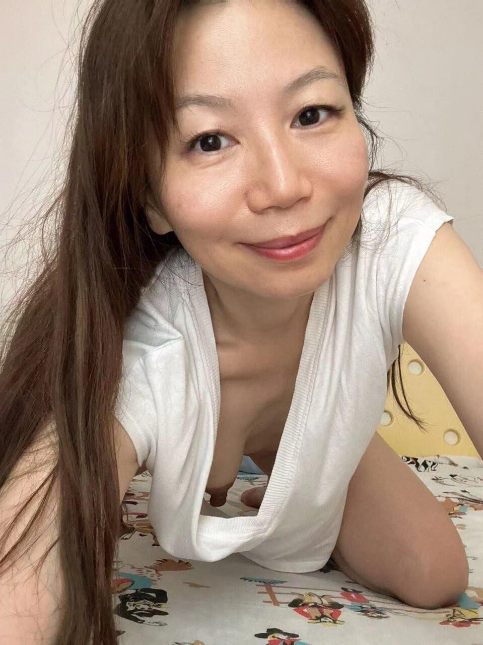 MILF asiatique excitée qui aime être une salope