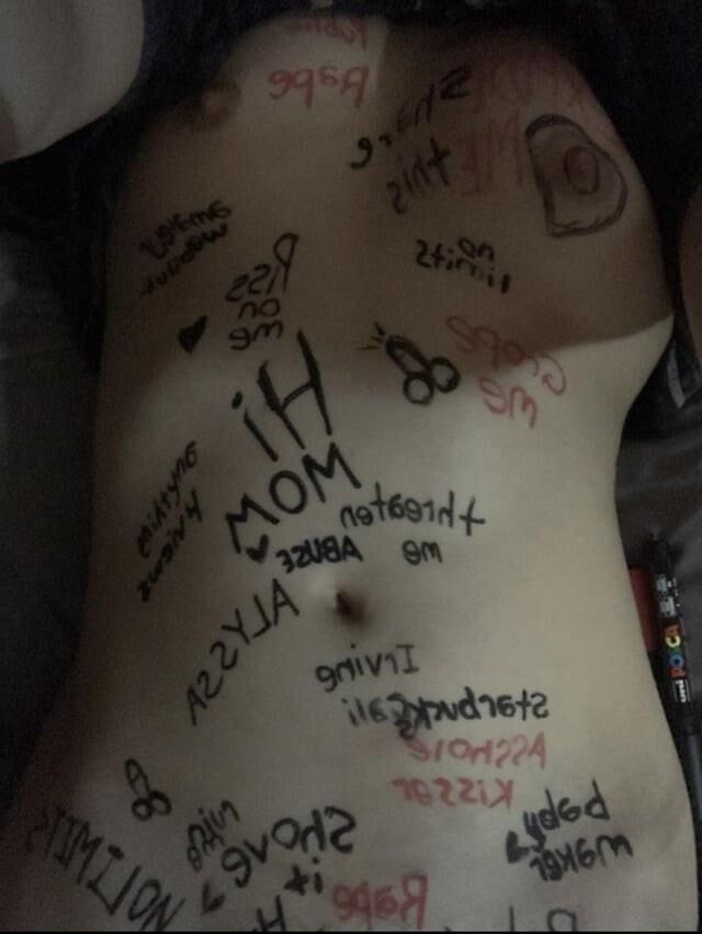 Pute adolescente asiatique exposée