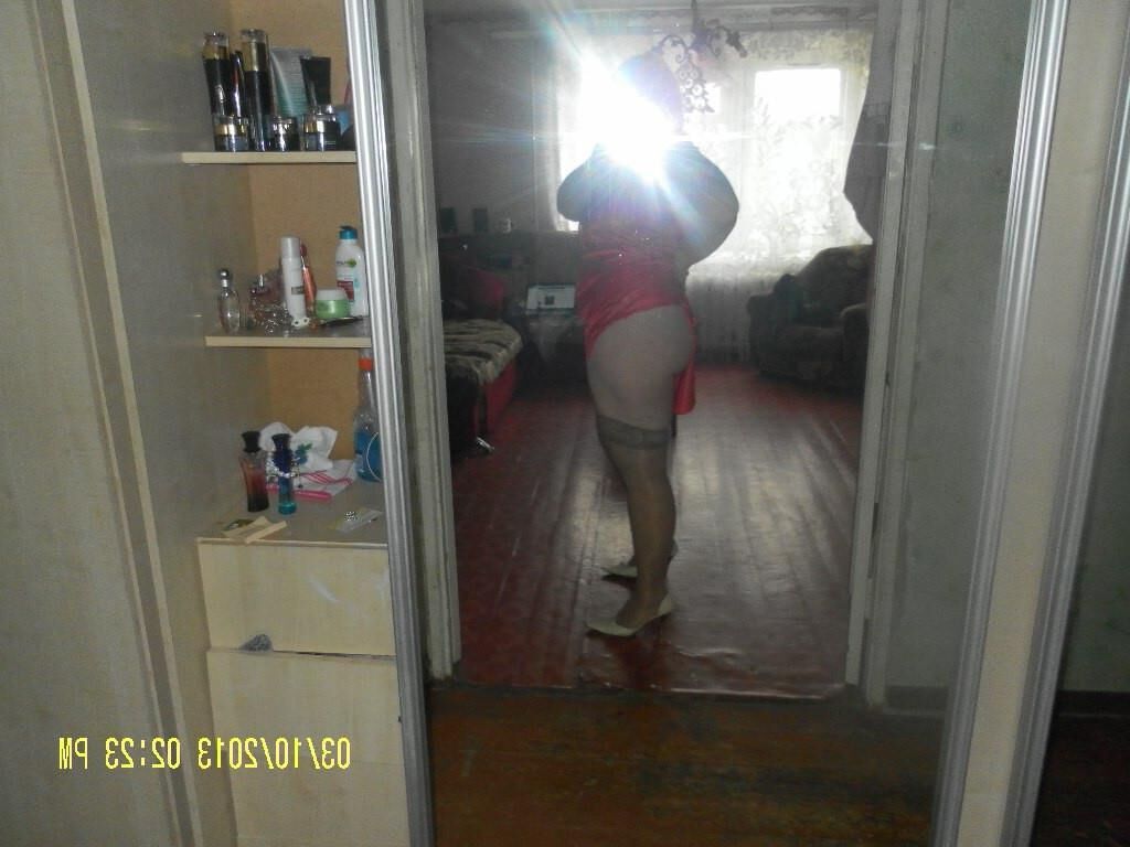 Chubby Russian mature amateur Julia posing at home