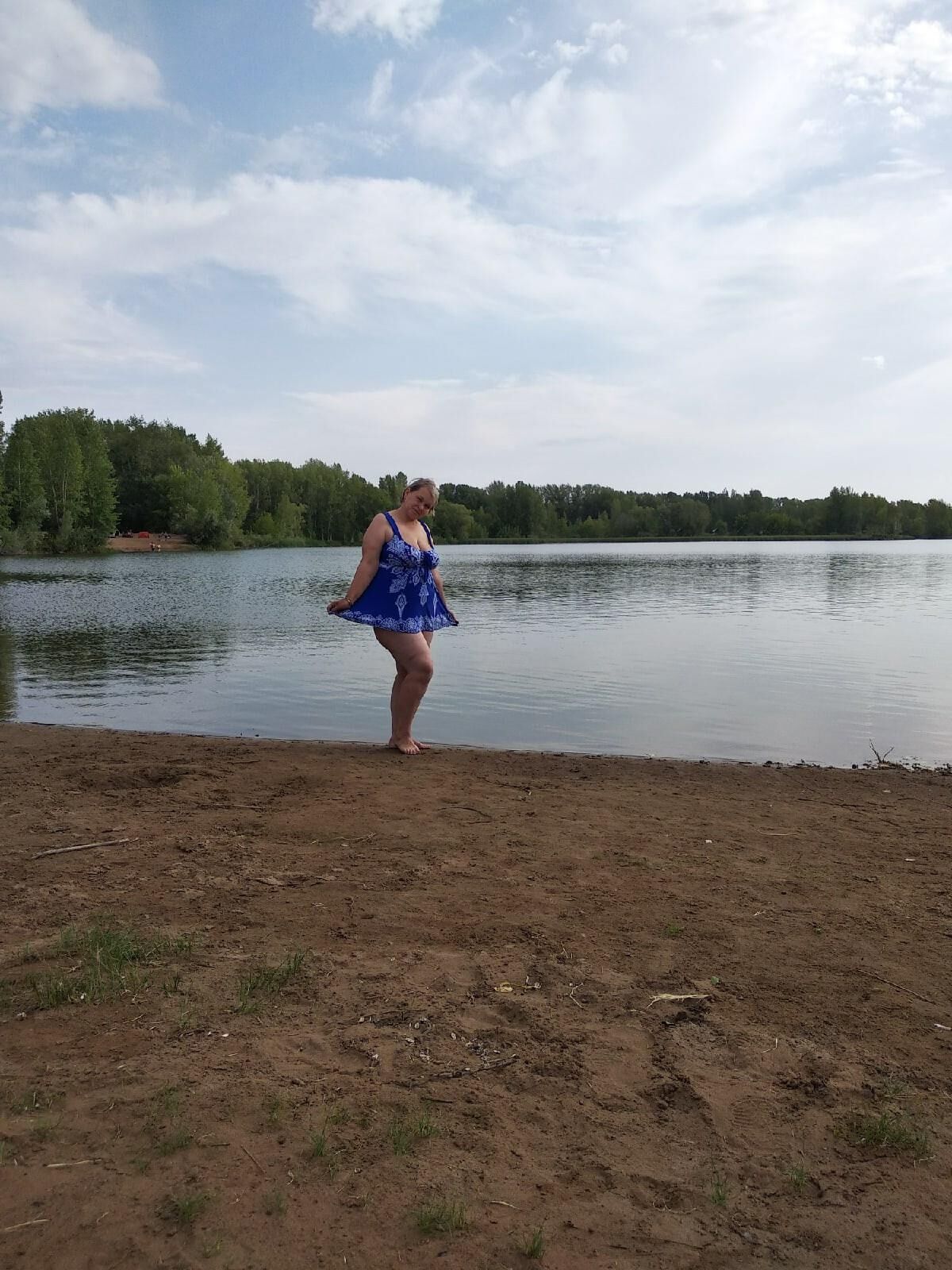 Chubby Russian mature amateur Julia posing at home