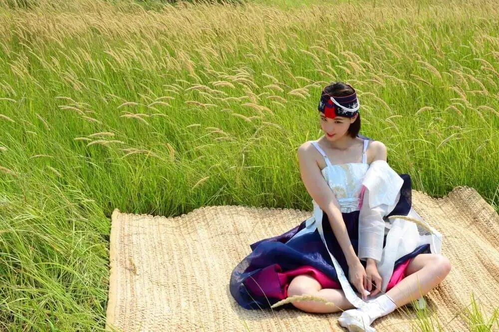 彼女のハンボックから美しい韓国人が脱いでいます