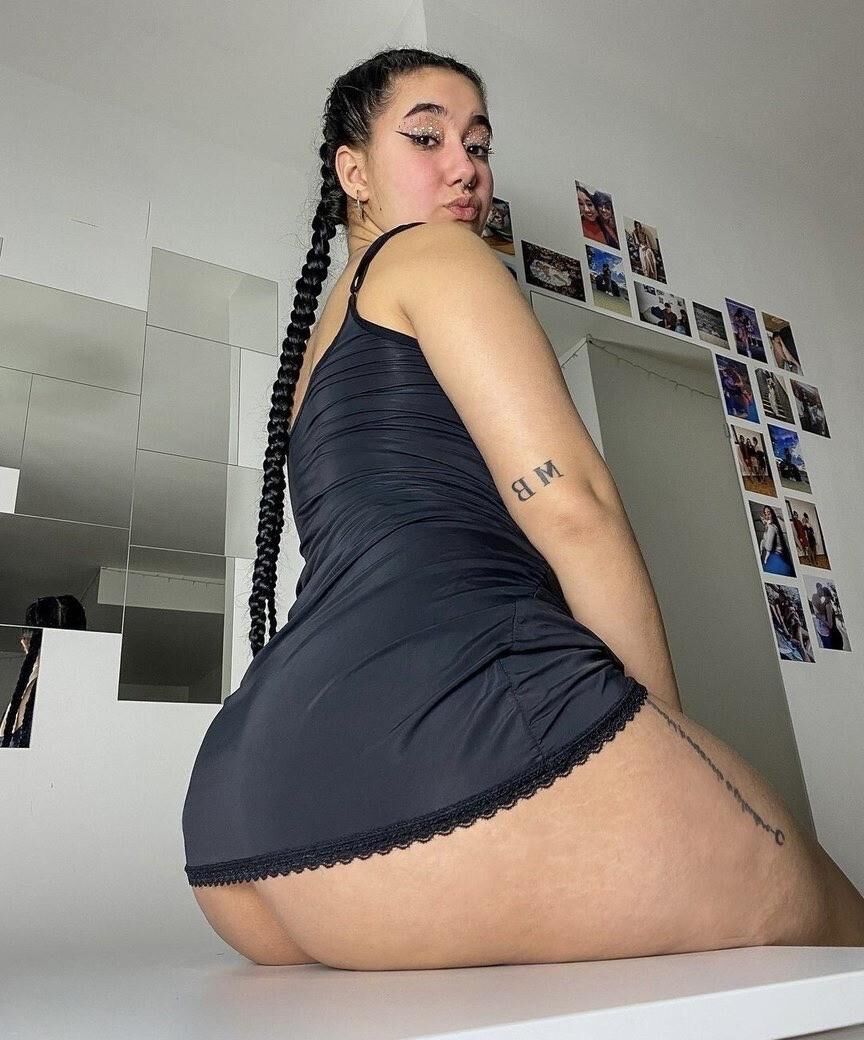 LEIRE Big Bubble Butt pequeñas tetas hermosas morenas latinas h