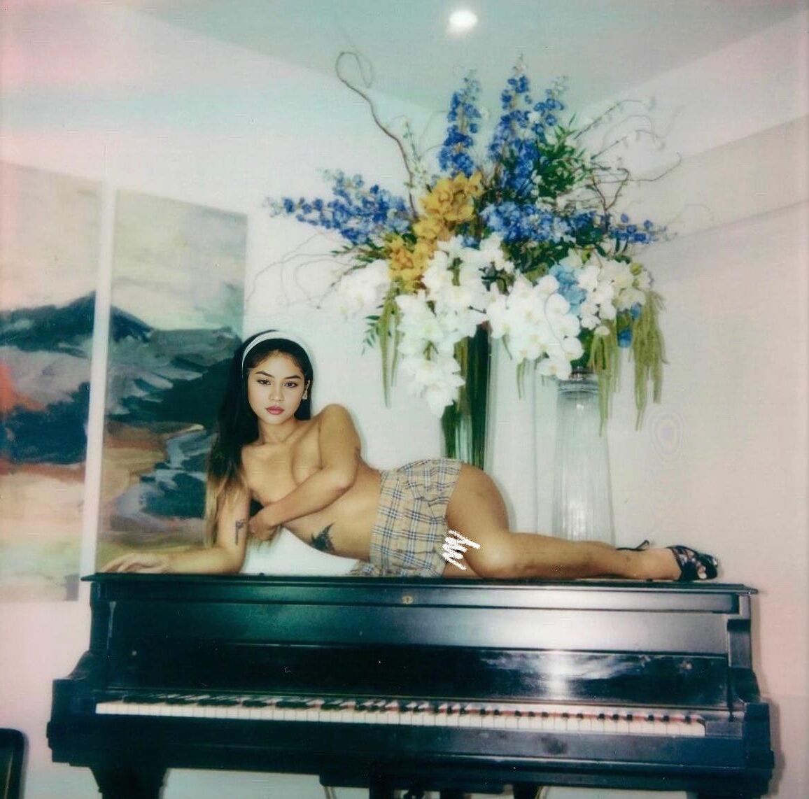 Adolescente latina caliente cuenta con sus curvas sexys