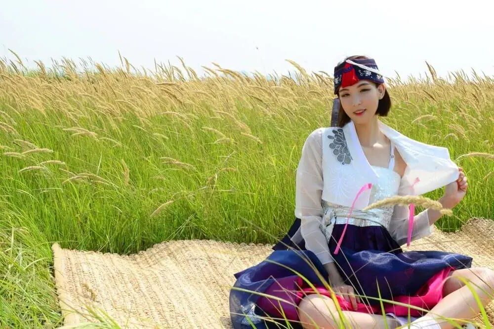 彼女のハンボックから美しい韓国人が脱いでいます