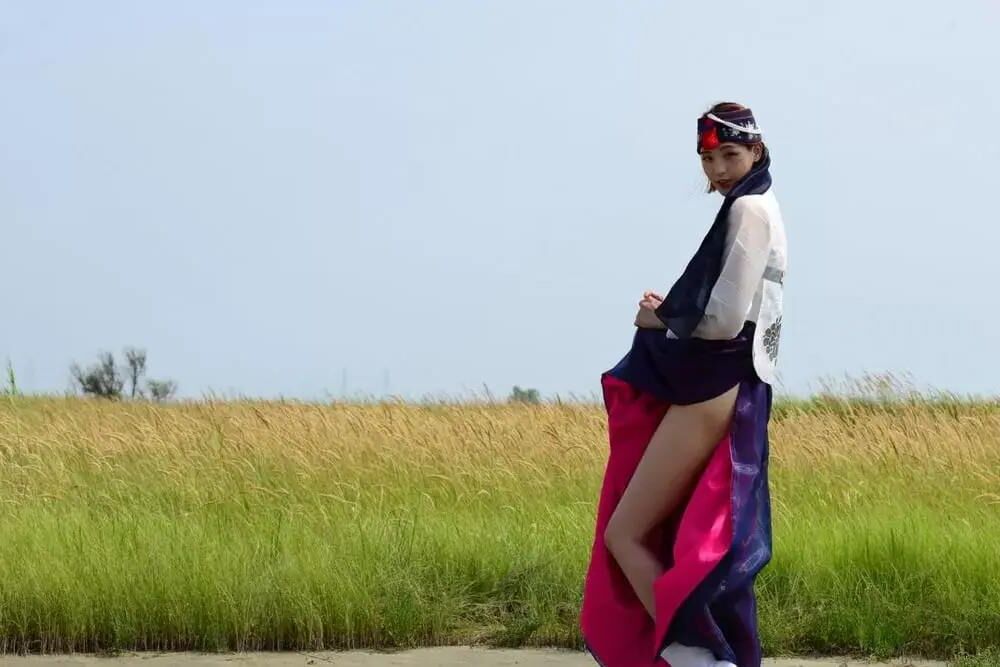 彼女のハンボックから美しい韓国人が脱いでいます