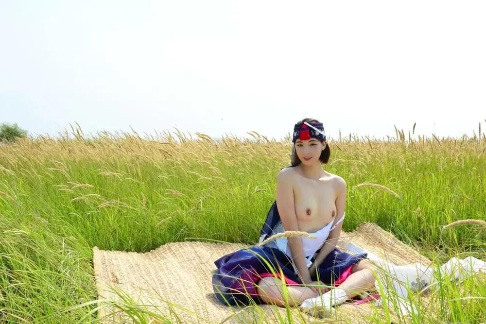 彼女のハンボックから美しい韓国人が脱いでいます