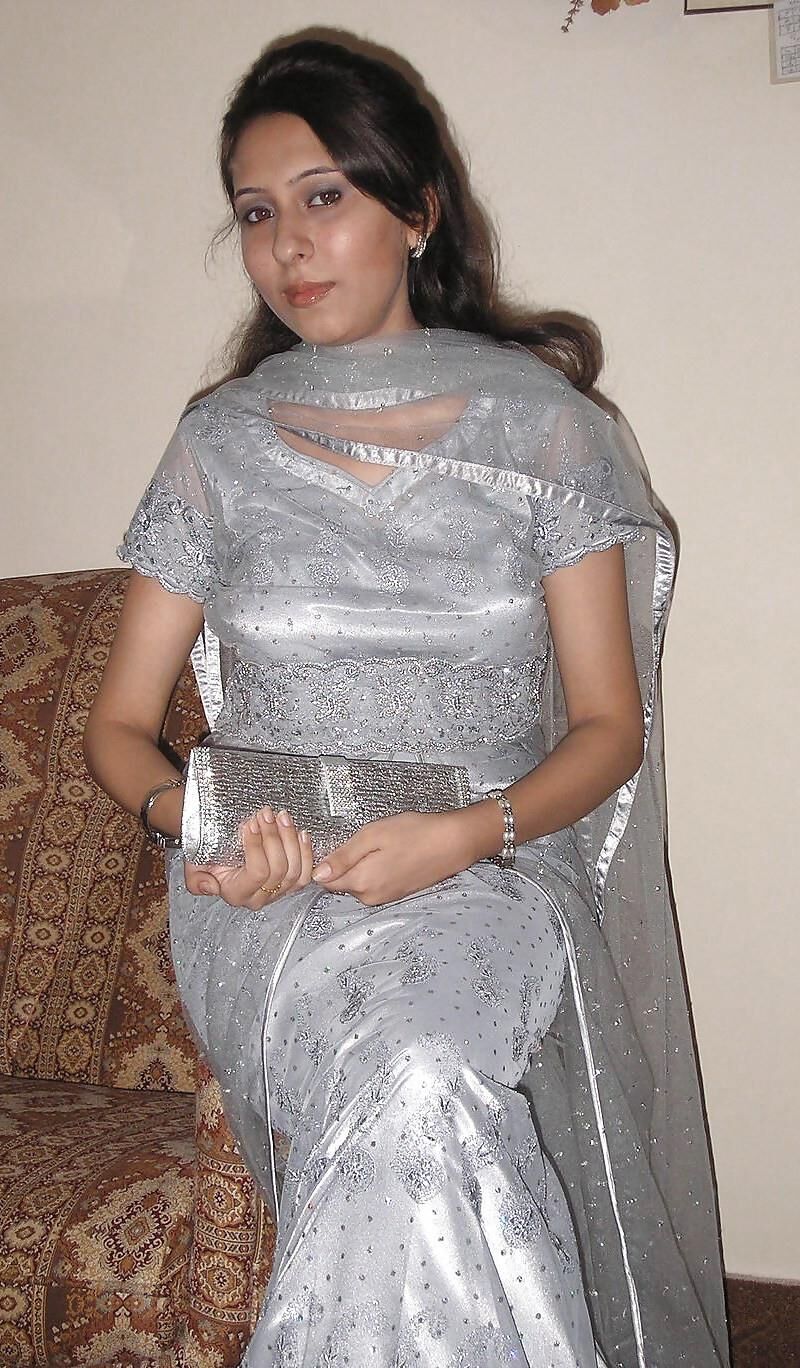 Amateur Indian MILF Undresses