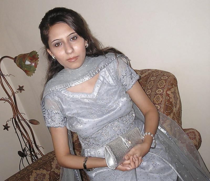 Amateur Indian MILF Undresses