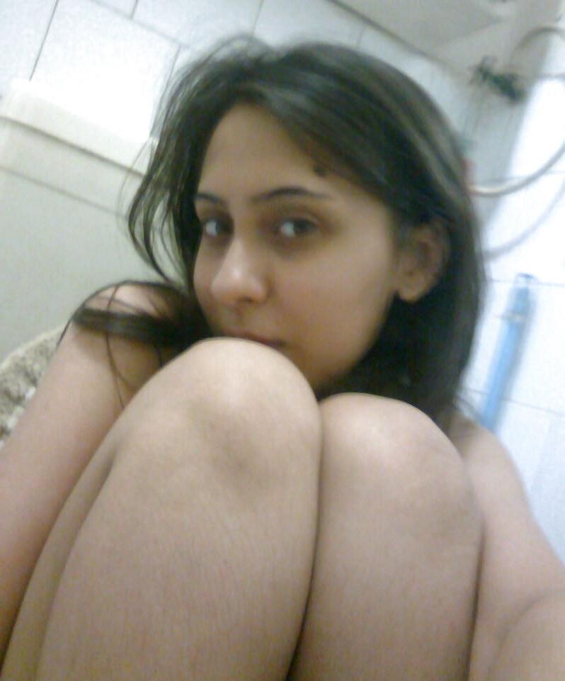 Amateur Indian MILF Undresses