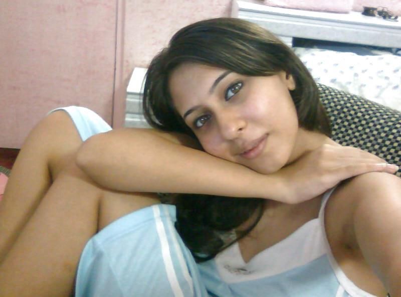 Amateur Indian MILF Undresses