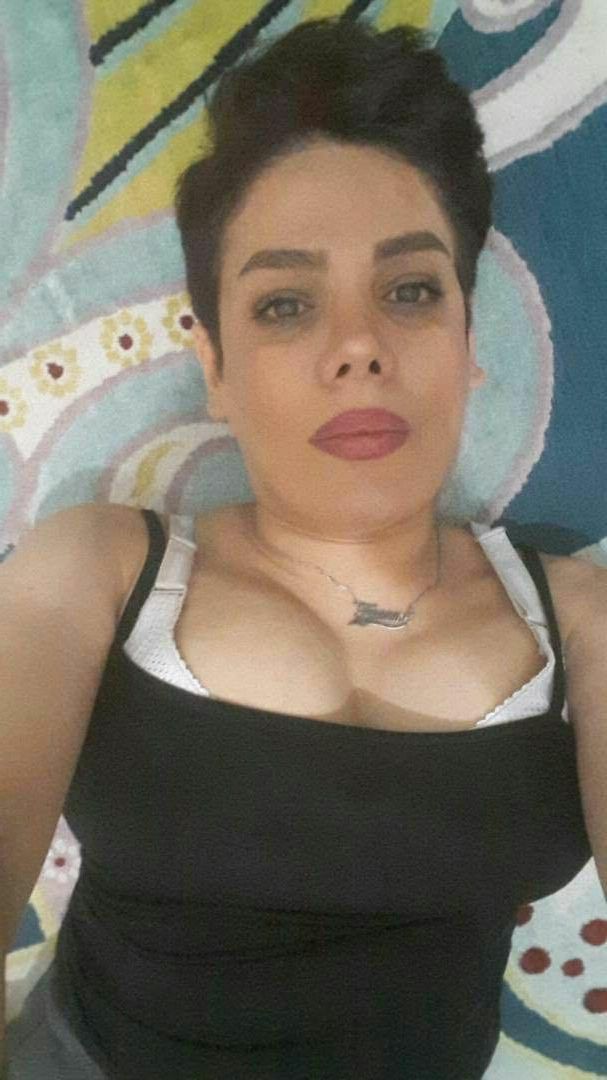 Vollbusige iranische Hausfrau