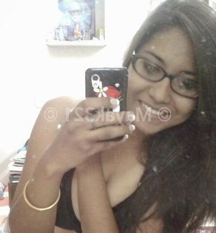 Nerdige süße vollbusige Desi Mama