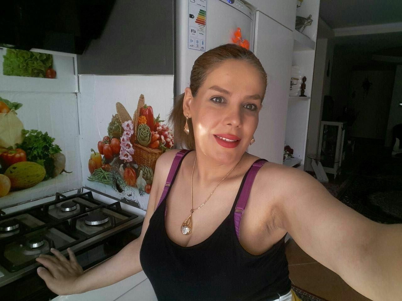 Vollbusige iranische Hausfrau