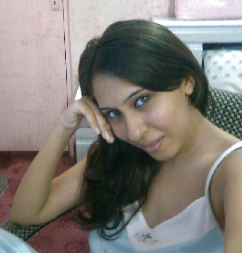 Amateur Indian MILF Undresses