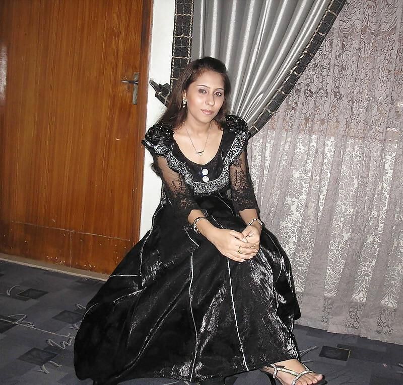 Amateur Indian MILF Undresses