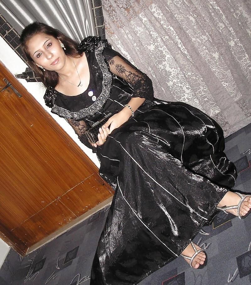 Amateur Indian MILF Undresses
